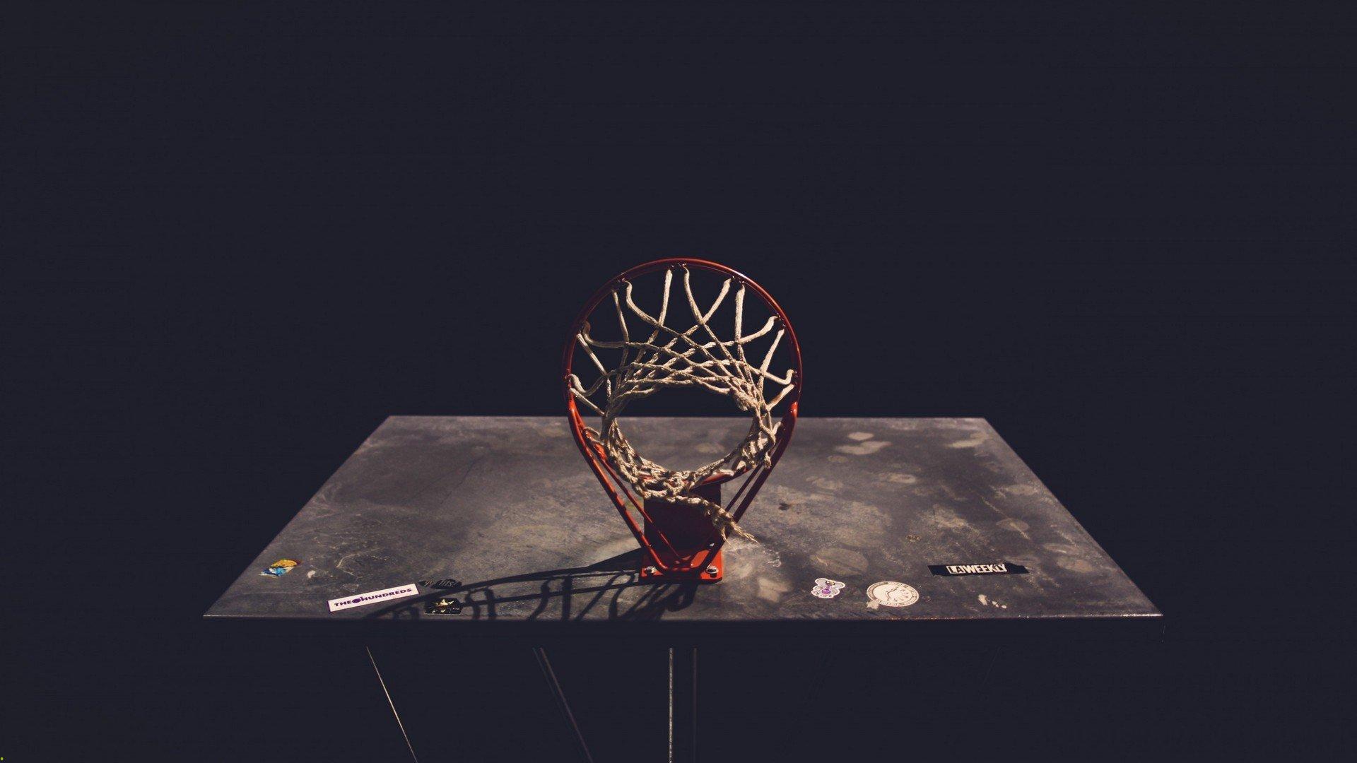 NBA季后赛激战正酣，勇士队逆转取胜，库里再创历史纪录