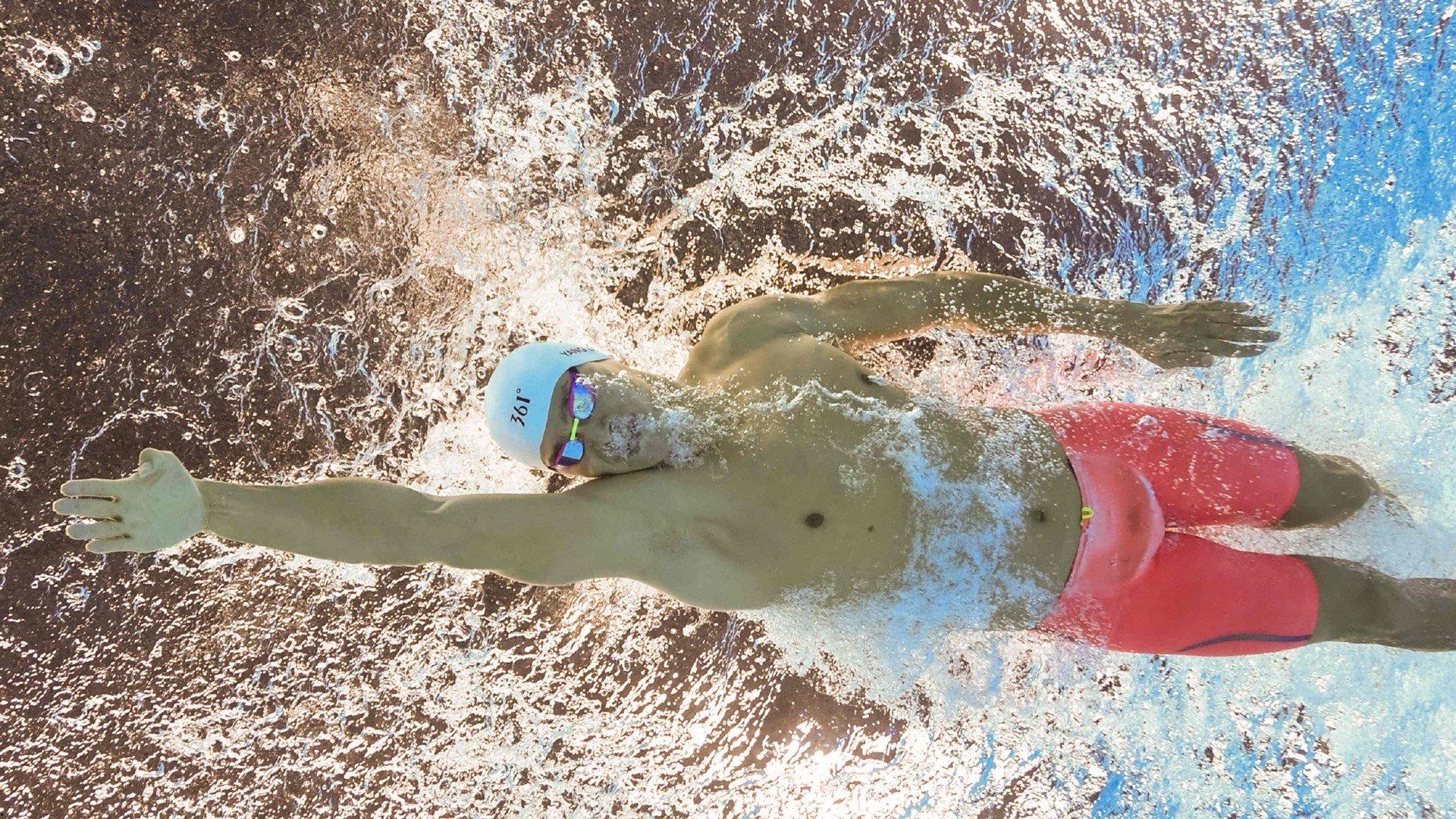 赛场边生无可恋表情包引爆网络，朱芳雨互动调侃遭球迷怒吼，你走开啊！